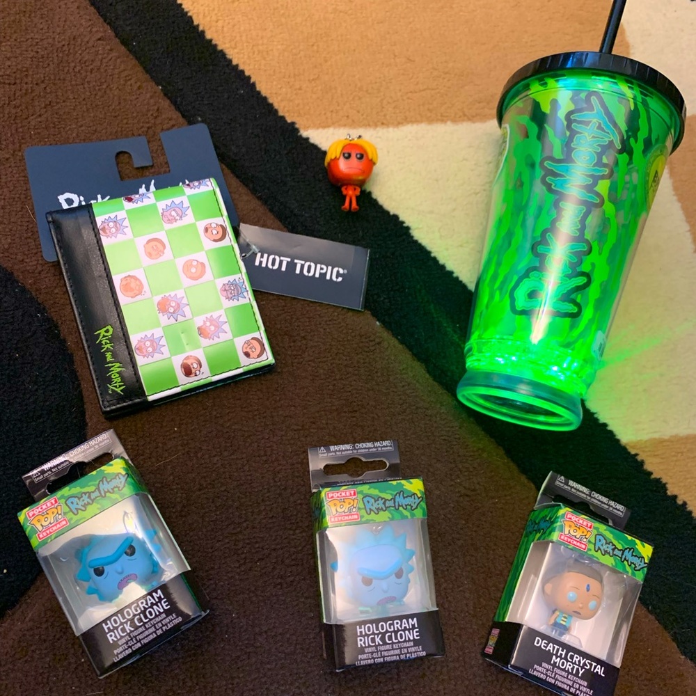NEW HOT TOPIC OFFICIAL RICK & MORTY MERCHANDISE: LIGHT UP CUP WALLET, 4 KEYCHAIN